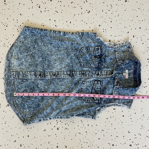 💘GIANNI BINI - CUTOFF FAUX BLUE JEAN ACID WASH SLEEVELESS SHIRT - Picture 5 of 5